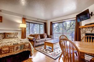 une chambre avec un lit, un canapé et une table dans l'établissement (B112) Studio Condominiums, à Yosemite West