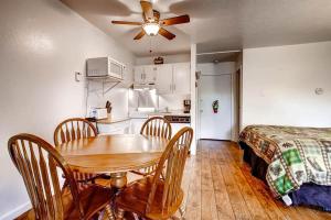 une cuisine et une salle à manger avec une table et un lit dans l'établissement (B112) Studio Condominiums, à Yosemite West 9 autres photos
