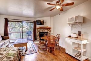 un salon avec un canapé, une table et une cheminée dans l'établissement (B112) Studio Condominiums, à Yosemite West