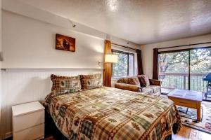 une chambre avec un lit, une chaise et une fenêtre dans l'établissement (B112) Studio Condominiums, à Yosemite West