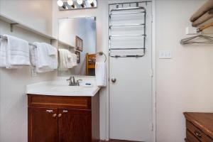 O baie la (B210) Loft Condominiums +13 fotografii