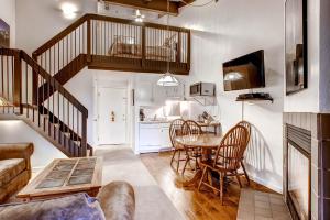 Un televizor și/sau centru de divertisment la (B207) Loft Condominiums