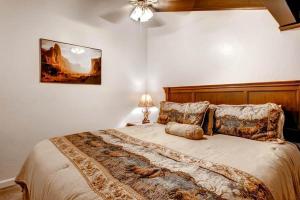 Un pat sau paturi într-o cameră la (B207) Loft Condominiums