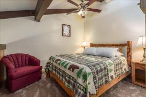 Ένα ή περισσότερα κρεβάτια σε δωμάτιο στο (B208) Loft Condominiums