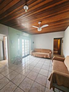 Un dormitorio con una cama y un techo de madera. en Casa Central Ubatuba, en Ubatuba