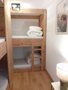 Litera de madera con toallas en una habitación en Balcons G 013 - PARC NAT VANOISE appart 8 pers, en Termignon