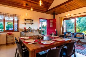 カネラにあるRosa Casa Vivendas da Colinaの木製のテーブルと椅子のあるキッチンとダイニングルーム