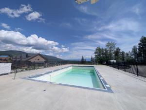 Πισίνα στο ή κοντά στο Rocky Mountain Condos by StayIn