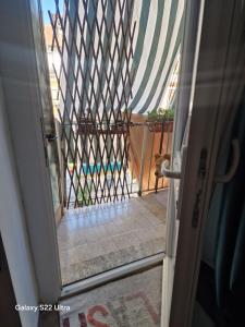 una puerta abierta con vistas a un balcón en B&B La Riva del Po, en Turín