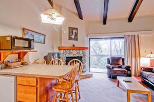 O bucătărie sau chicinetă la (B211) Loft Condominiums +6 fotografii