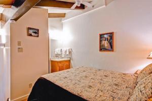 Un pat sau paturi într-o cameră la (B211) Loft Condominiums