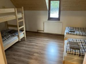 a room with two bunk beds and a window at Apartmán Niky u Klínovce in Jáchymov