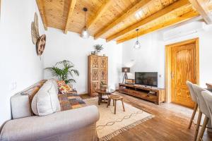 un soggiorno con un divano e una TV di El Refugio de la Caridad a Tenteniguada