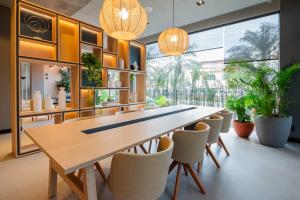 Un comedor con mesa y sillas en ibis Navegantes Itajai, en Itajaí