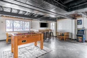 TV a/nebo společenská místnost v ubytování Three Little Birds River House