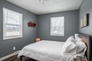 Postel nebo postele na pokoji v ubytování Three Little Birds River House