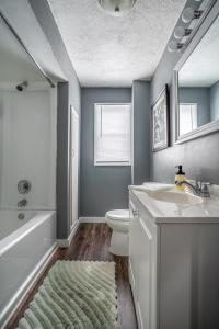 Koupelna v ubytování Three Little Birds River House