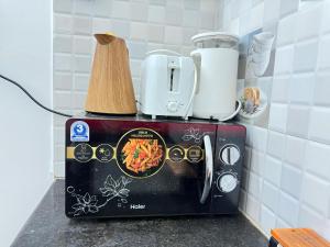 einem Toaster, der auf einer Theke sitzt in der Unterkunft Emaar Homestays in Hyderabad
