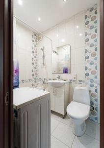 ein weißes Badezimmer mit Toilette und Waschbecken in der Unterkunft Солнечный 1 кв Еврик in Dnipro