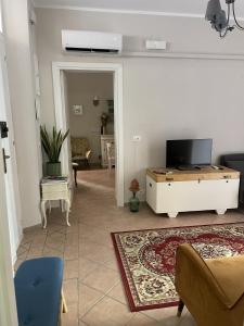 a living room with a tv and a couch at Casa Bent in Pescara