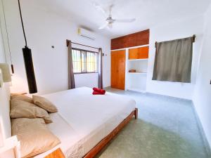 Un dormitorio con una cama blanca grande y una ventana en Casa Jedidian, en El Cuyo