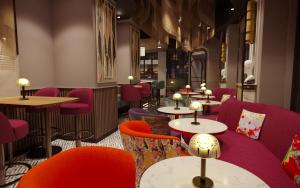 un ristorante con tavoli, sedie rosse e tavolo con balaustra di The Kensington Hideaway a Londra