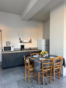 Kuchyň nebo kuchyňský kout v ubytování Les Glaneuses gîte Côté Boulangerie centre-bourg à 3 min du Puy duFou