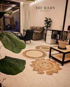ein Wohnzimmer mit Sofa und Tisch in der Unterkunft The Barn Resort Sea View منتجع ذا بارن in An Nāmī