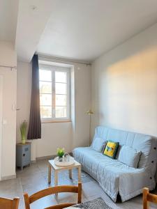 Χώρος καθιστικού στο Les Glaneuses gîte Côté Boulangerie centre-bourg à 3 min du Puy duFou +42 φωτογραφίες