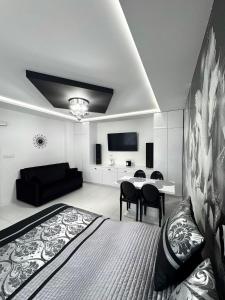 een slaapkamer met een bed, een tafel en stoelen bij Apartament Pegaz in Gniezno