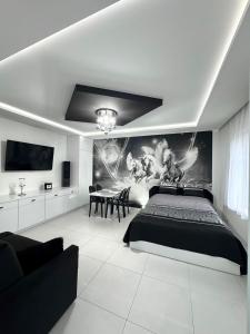 een slaapkamer met een bed en een tafel met stoelen bij Apartament Pegaz in Gniezno