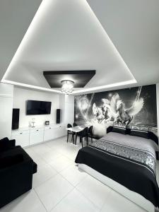 een slaapkamer met een bed, een tv en een tafel bij Apartament Pegaz in Gniezno