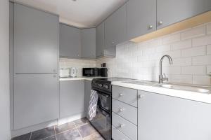 Η κουζίνα ή μικρή κουζίνα στο Cosy apartment in the heart of ballyclare +15 φωτογραφίες