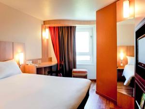 a hotel room with a large bed and a window at ibis Lyon Part Dieu Les Halles in Lyon