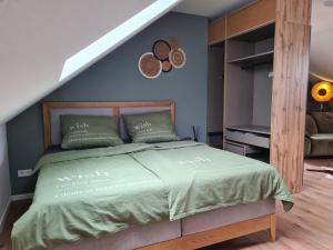 a bedroom with a bed with a green comforter at Studiowohnung für 2 DG in Schwedelbach
