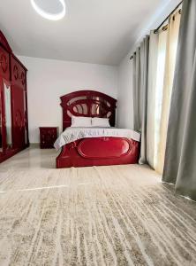 New cairo3 bedrooms apartment in Al Rehab city的一间在房间内配有红色床的卧室 更多53张照片