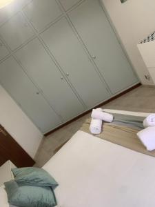 een kamer met 2 bedden, handdoeken en een spiegel bij Casa do Omega do Foz in Foz do Arelho