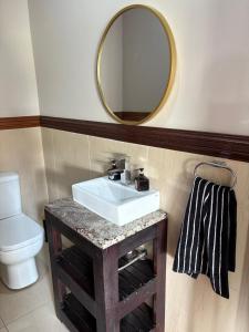 Koupelna v ubytování Fairway Escape + 18 fotografií