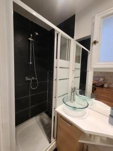 ein Badezimmer mit zwei Waschbecken und einer Dusche in der Unterkunft Évasion Parisienne exelmans et Tour Eiffel in Paris