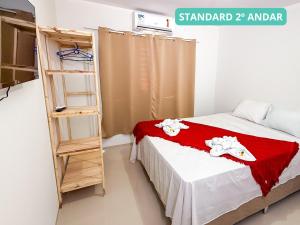 クムブコにあるPousada Sunrise Beachのベッドルーム(ベッド1台、本棚付)