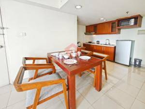 Køkken eller tekøkken på Cozy 2BR Rasuna Apt Kuningan with Pool Wi-Fi