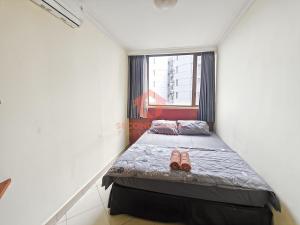 En eller flere senge i et værelse på Cozy 2BR Rasuna Apt Kuningan with Pool Wi-Fi + 23 billeder
