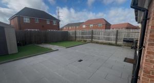 un patio con una valla y un patio con casas en WBC R1 - Modern Large Ensuite Room - Wednesbury, en Bilston