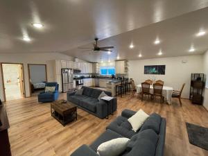 un ampio soggiorno con un divano e un tavolo di Northern Lights Getaway! a North Pole