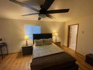 una camera con letto e ventilatore a soffitto di Northern Lights Getaway! a North Pole