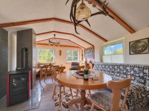 - un salon avec une table et un poêle à bois dans l'établissement Am Arnsberg, à Unterschönau