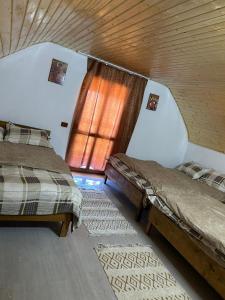 Postel nebo postele na pokoji v ubytování Cabana Bradu Moșului
