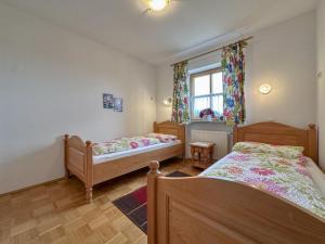 a bedroom with two beds and a window at Blumenhof II in Dietersdorf