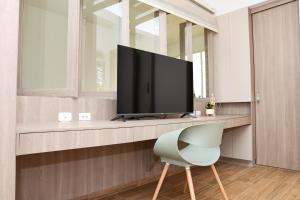 un soggiorno con TV e sedia di Casa del Viento 102 a Cali