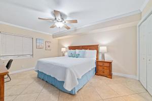 Postel nebo postele na pokoji v ubytování Seaspray Riverside Unit 713